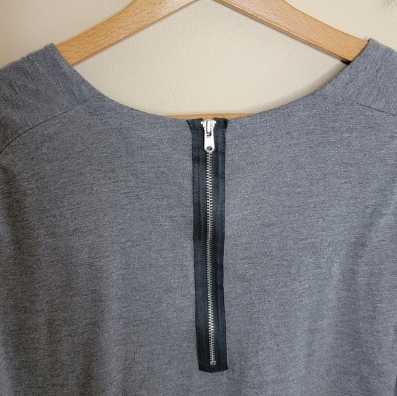 Gap | Gray Short Sleeve Tee with Back Zipper Size Medium Tall - Picture 4 of 5